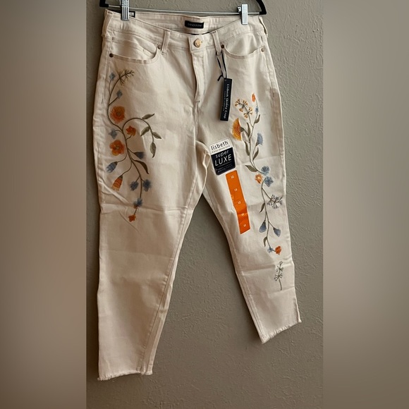 Bandolino Denim - Women's white Bandolino Lizbeth curvy crop floral blouse print Embroidered Jeans
